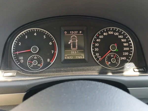 Volkswagen Touran (2012) — foto 3 van 16