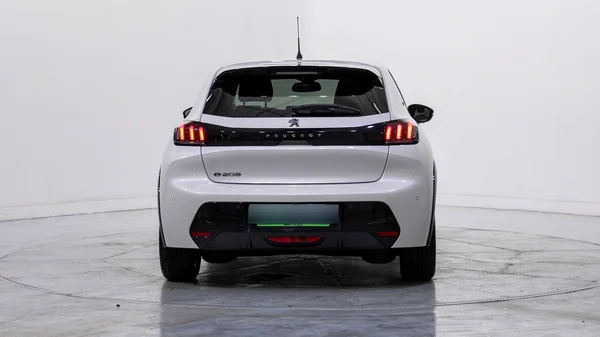 Peugeot E-208 (2021) — foto 34 van 51
