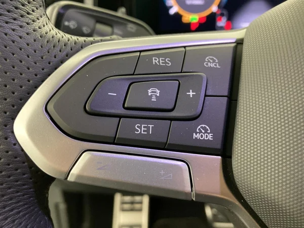 VOLKSWAGEN Tiguan (2025) — foto 8 van 33