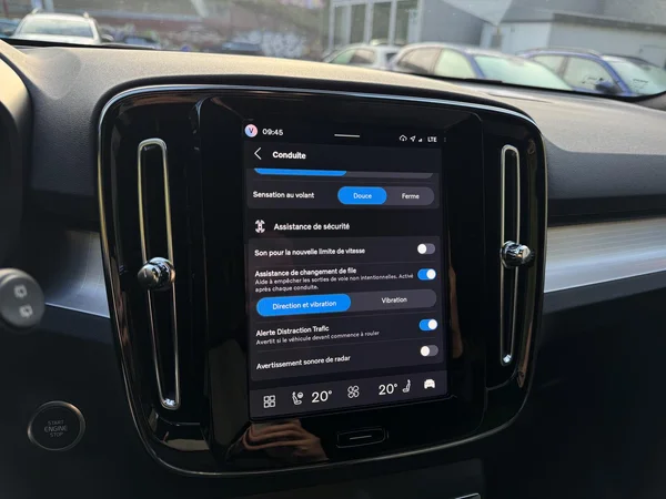 VOLVO XC40 (2025) — foto 6 van 18