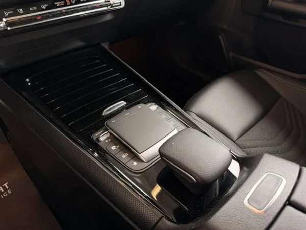 Mercedes-Benz GLA (2023) — foto 8 van 22