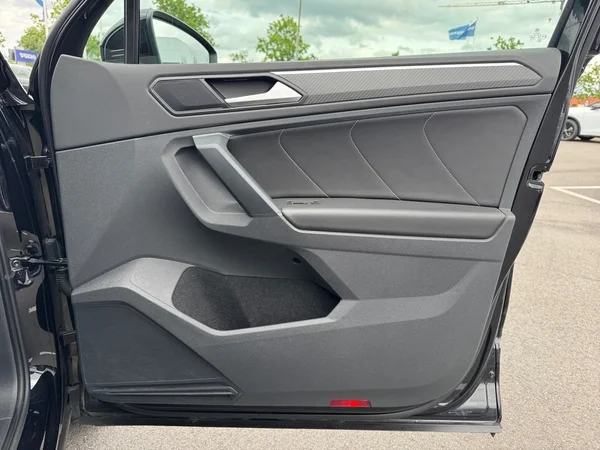 VOLKSWAGEN Tiguan (2021) — foto 2 van 24
