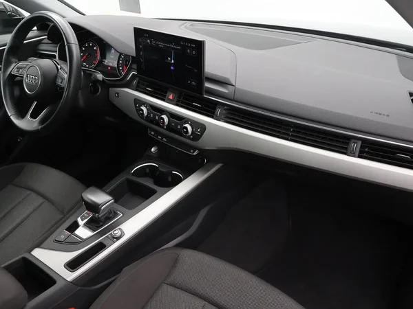Audi A4 (2022) — foto 22 van 28