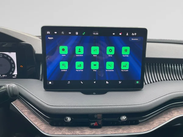 SKODA Superb Combi PHEV (2025) — foto 10 van 14