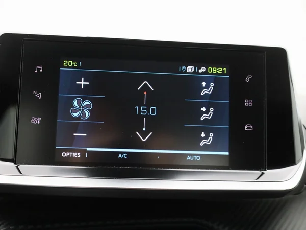 Peugeot e-2008 (2022) — foto 20 van 42