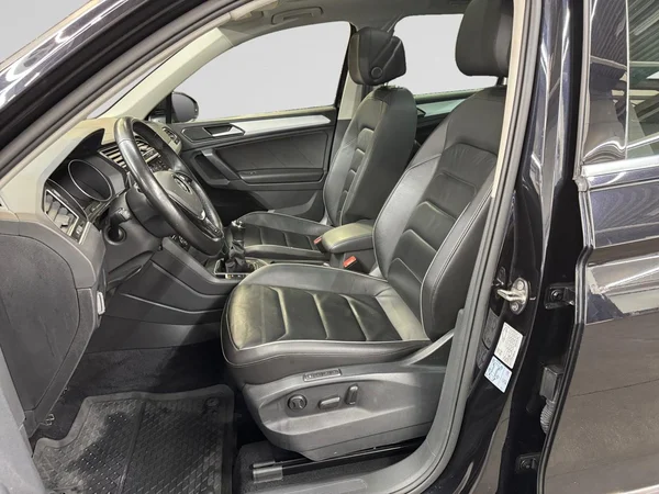 VOLKSWAGEN Tiguan (2018) — foto 24 van 24