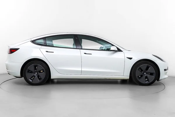 Tesla Model 3 (2023) — foto 56 van 83