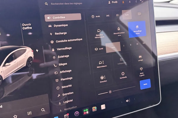 Tesla Model 3 (2023) — foto 2 van 44