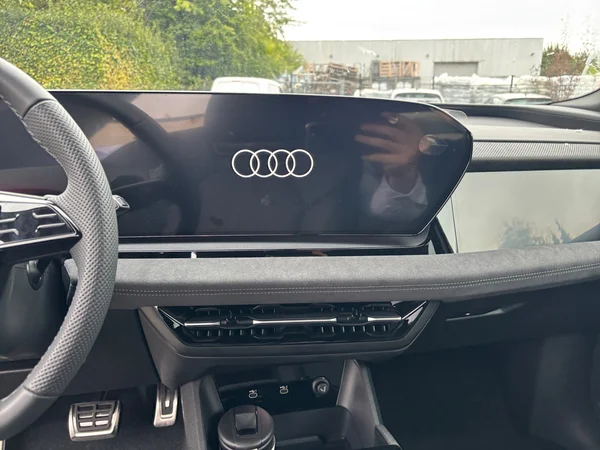 AUDI Q6 e-tron (2025) — foto 13 van 24