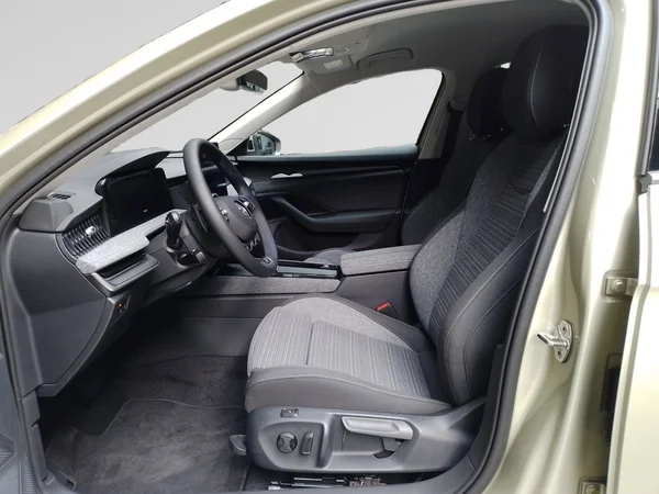 SKODA Superb Combi (2024) — foto 2 van 15