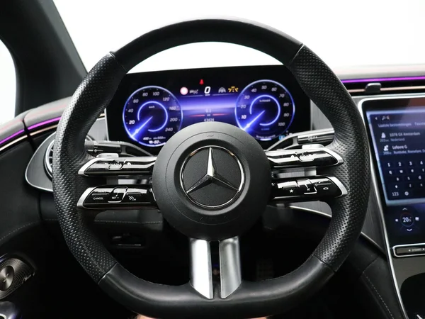 Mercedes-Benz EQE (2024) — foto 11 van 34