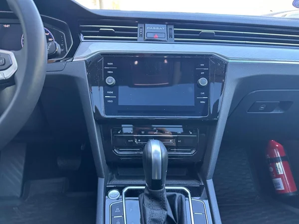 VOLKSWAGEN Passat SW (2024) — foto 12 van 13