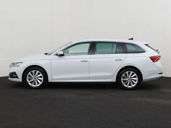 SKODA Octavia Combi (2024) — foto 12 van 17