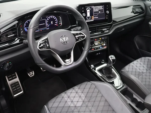 Volkswagen T-Roc (2023) — foto 18 van 24