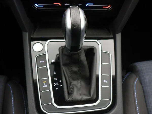 VOLKSWAGEN Passat Variant GTE (2022) — foto 19 van 31