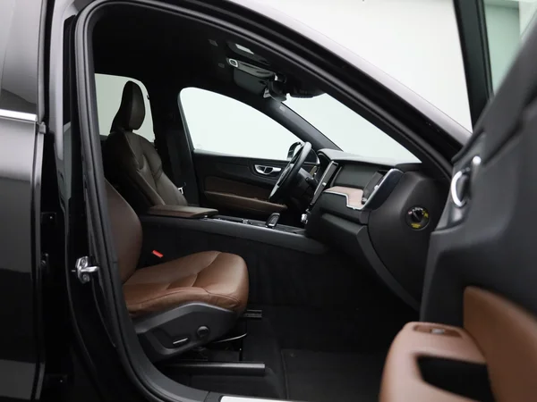 Volvo XC60 (2021) — foto 28 van 43