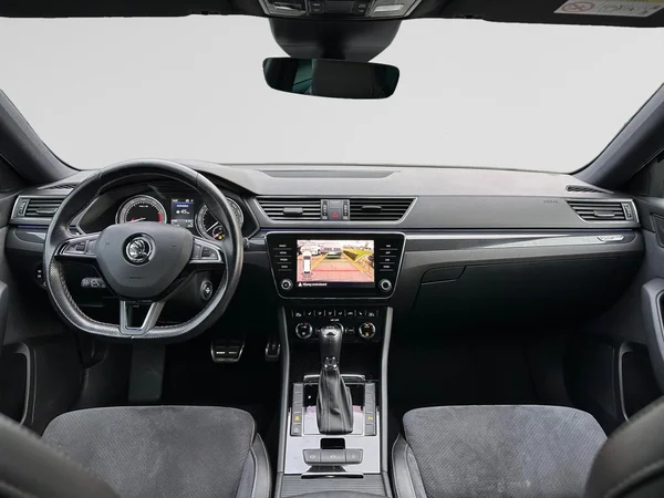 SKODA Superb Combi (2017) — foto 9 van 22