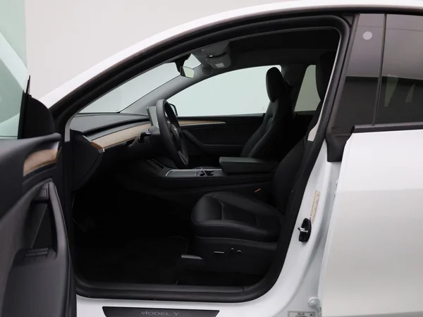 Tesla Model Y (2024) — foto 3 van 46