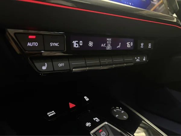 AUDI Q4 Sportback e-tron (2024) — foto 8 van 22