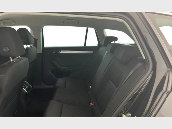 Skoda Superb Combi (2023) — foto 6 van 27