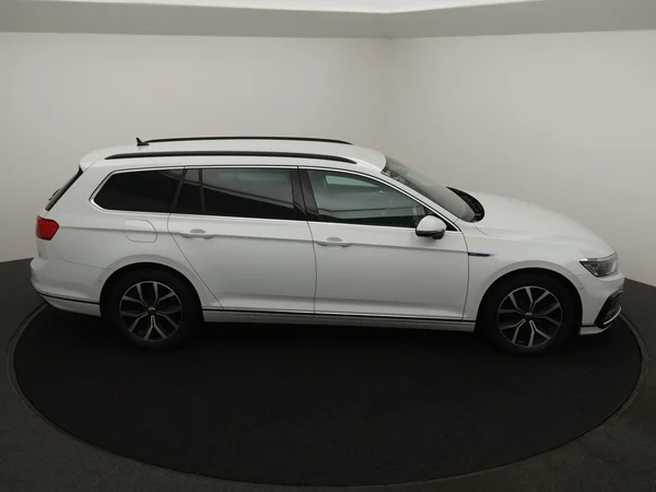 VOLKSWAGEN Passat Variant GTE (2022) — foto 28 van 30