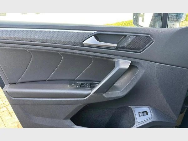 Volkswagen Tiguan (2021) — foto 25 van 31