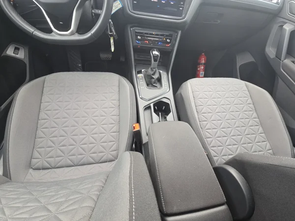 VOLKSWAGEN Tiguan (2024) — foto 16 van 23