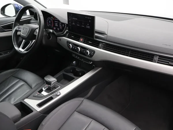 Audi A4 (2022) — foto 12 van 31