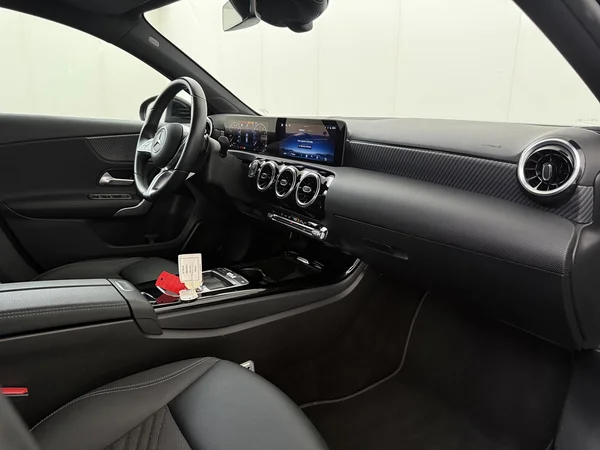 MERCEDES A 180 (2024) — foto 3 van 28