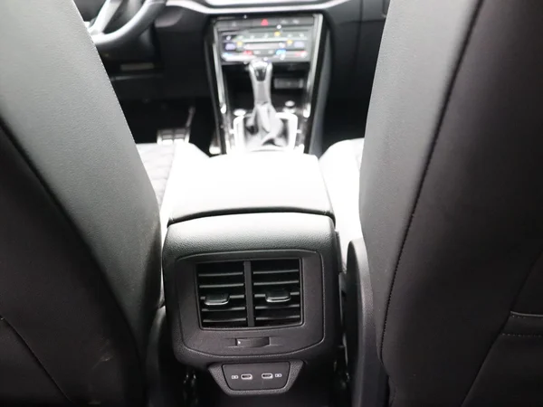 Volkswagen T-Roc (2022) — foto 16 van 28