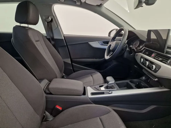Audi A4 (2023) — foto 13 van 16