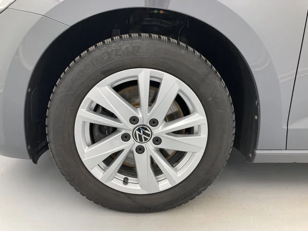 VOLKSWAGEN Touran (2020) — foto 26 van 36