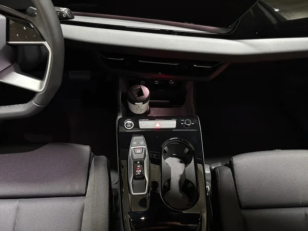 AUDI Q6 e-tron (2026) — foto 18 van 23