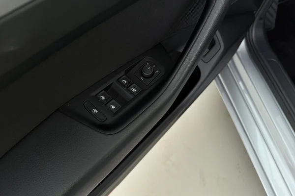 Volkswagen Passat SW (2023) — foto 8 van 17