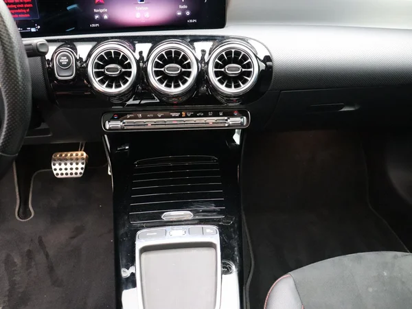 Mercedes-Benz CLA (2024) — foto 7 van 27