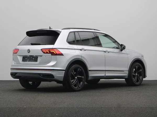 VOLKSWAGEN Tiguan (2023) — foto 12 van 22