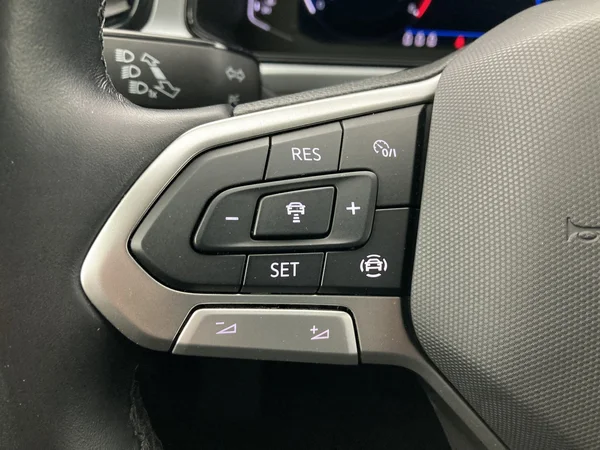 VOLKSWAGEN T-Roc (2022) — foto 19 van 36