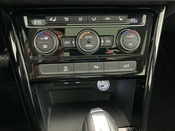 VOLKSWAGEN Touran (2020) — foto 17 van 36