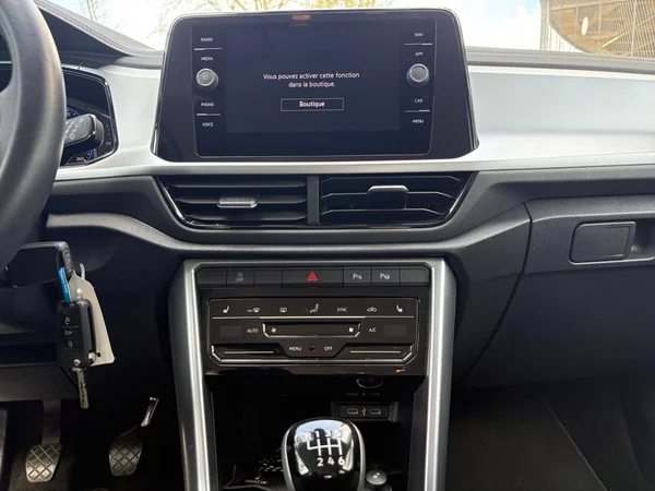 VOLKSWAGEN T-Roc (2023) — foto 3 van 24