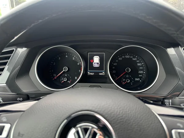 VOLKSWAGEN Tiguan (2016) — foto 6 van 16