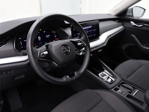 SKODA Octavia Combi (2023) — foto 2 van 18