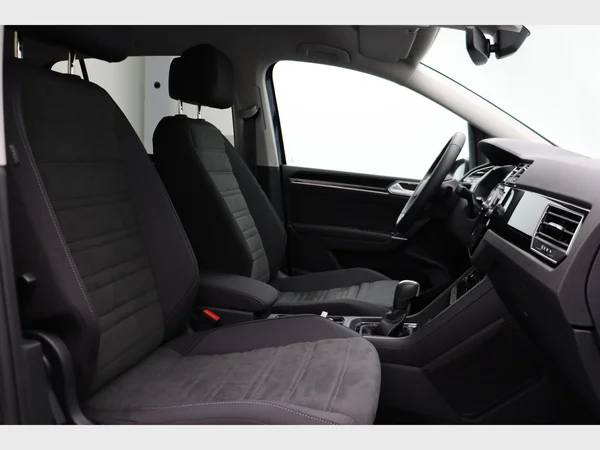 VOLKSWAGEN Touran (2023) — foto 24 van 28