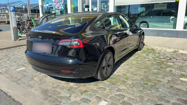 Tesla Model 3 (2023) — foto 3 van 7