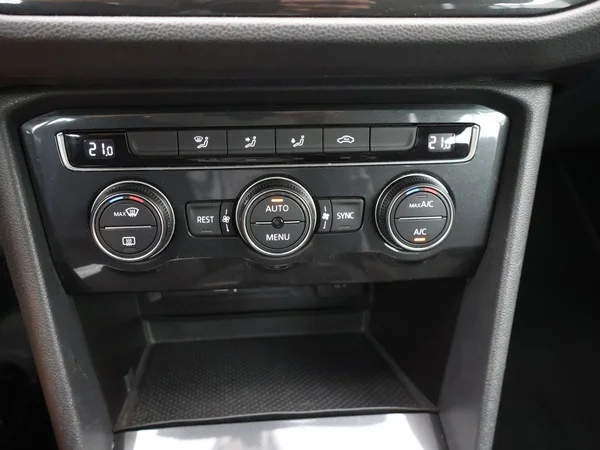 VOLKSWAGEN Tiguan (2019) — foto 13 van 25