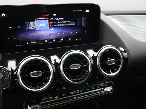 Mercedes-Benz GLA (2023) — foto 3 van 24