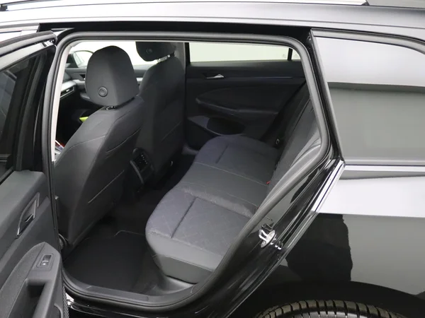 VOLKSWAGEN Golf VIII SW (2024) — foto 13 van 21