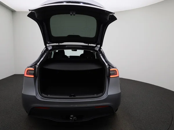 Tesla Model Y (2023) — foto 3 van 41