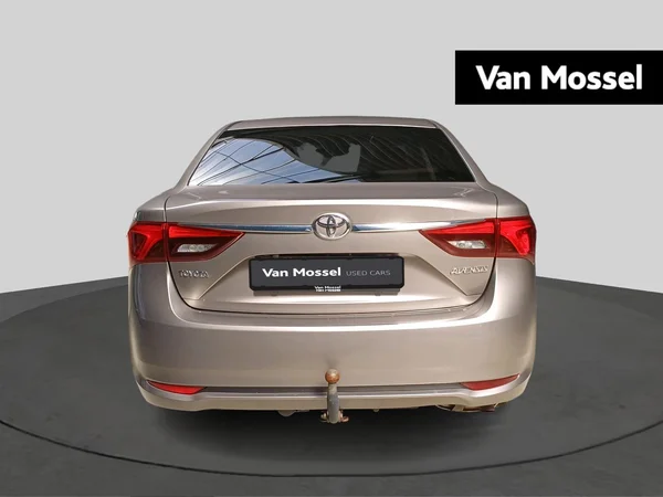 Toyota Avensis (2015) — foto 10 van 16