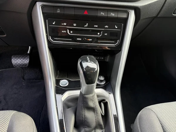 VOLKSWAGEN T-Roc (2024) — foto 4 van 23