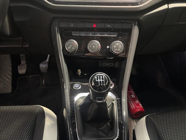 VOLKSWAGEN T-Roc (2018) — foto 3 van 24